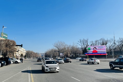 Křižovatka prospektu Nazarbayeva a Satpayeva - středisko hlavních nepokojů ve městě 480.jpg
