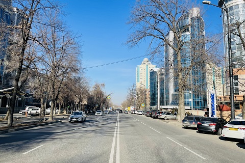 Prospekt Dostyk-před sídlem kanceláře CzechTrade Almaty_480.jpg
